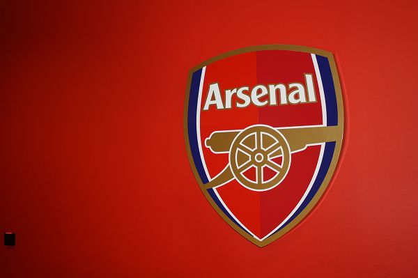 名宿：在我看来莱奥是边锋不是前锋；他配得上米兰10号球衣（名宿：莱奥更像边锋而非前锋，配得上米兰10号战袍）