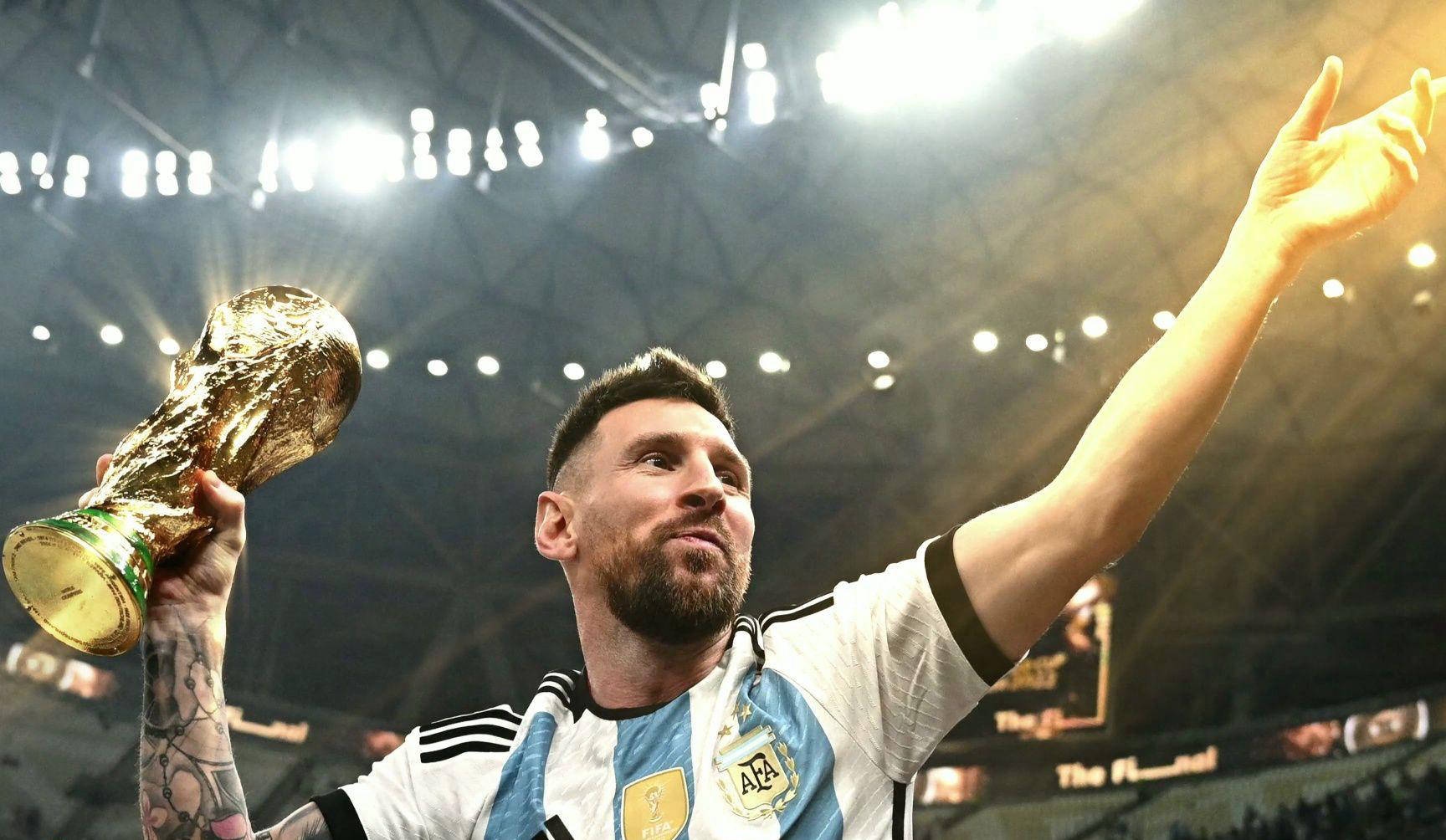 传奇门将正式退役，全场球迷起立致敬（传奇门将宣布挂靴，现场球迷起立致意）