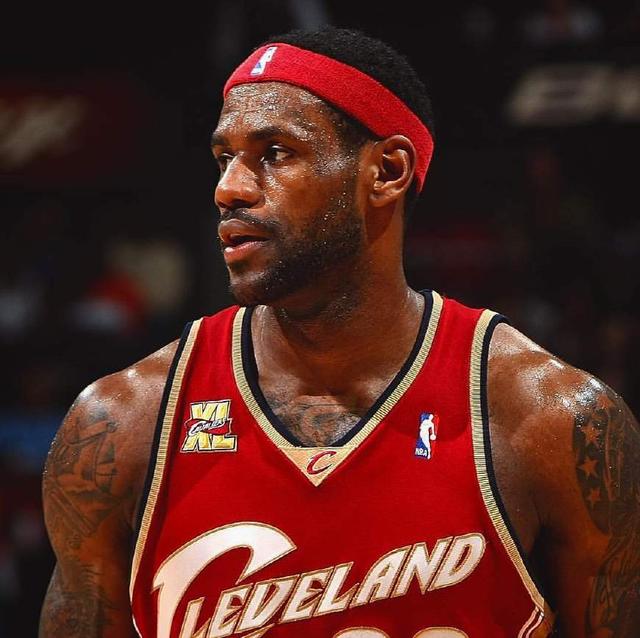 足球中超球队进入封闭训练，外界高度关注（中超球队启动封闭备战，引发广泛关注）