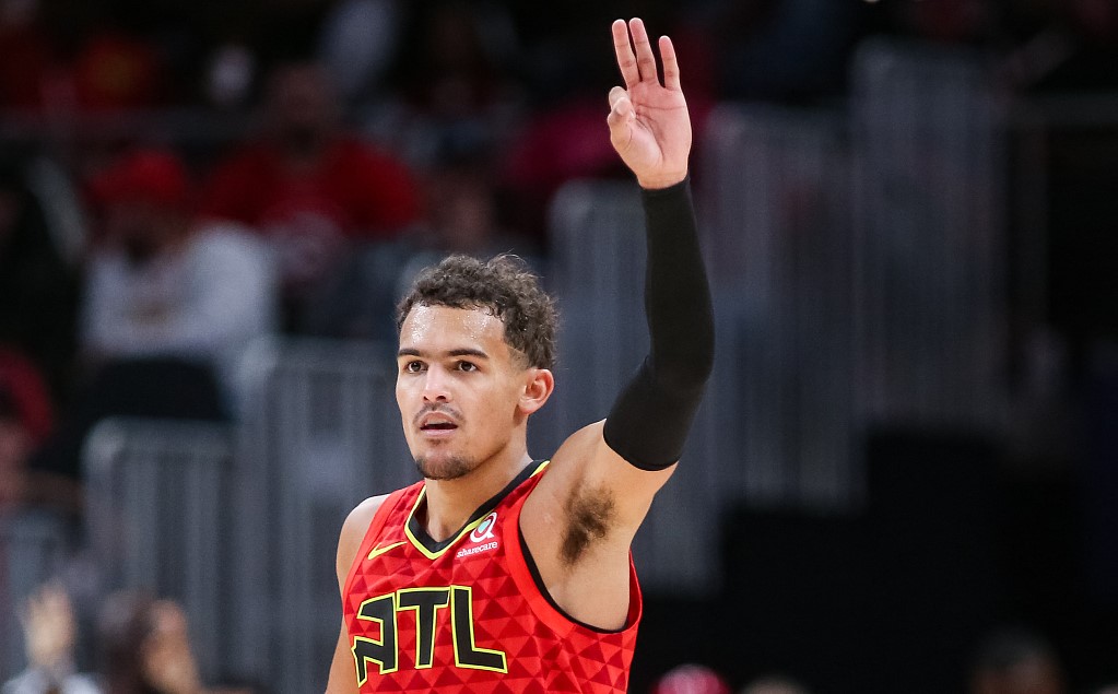 翻修球场，“连滚带爬”为的是“从从容容”（球场翻修：此刻忙乱，只为日后从容）